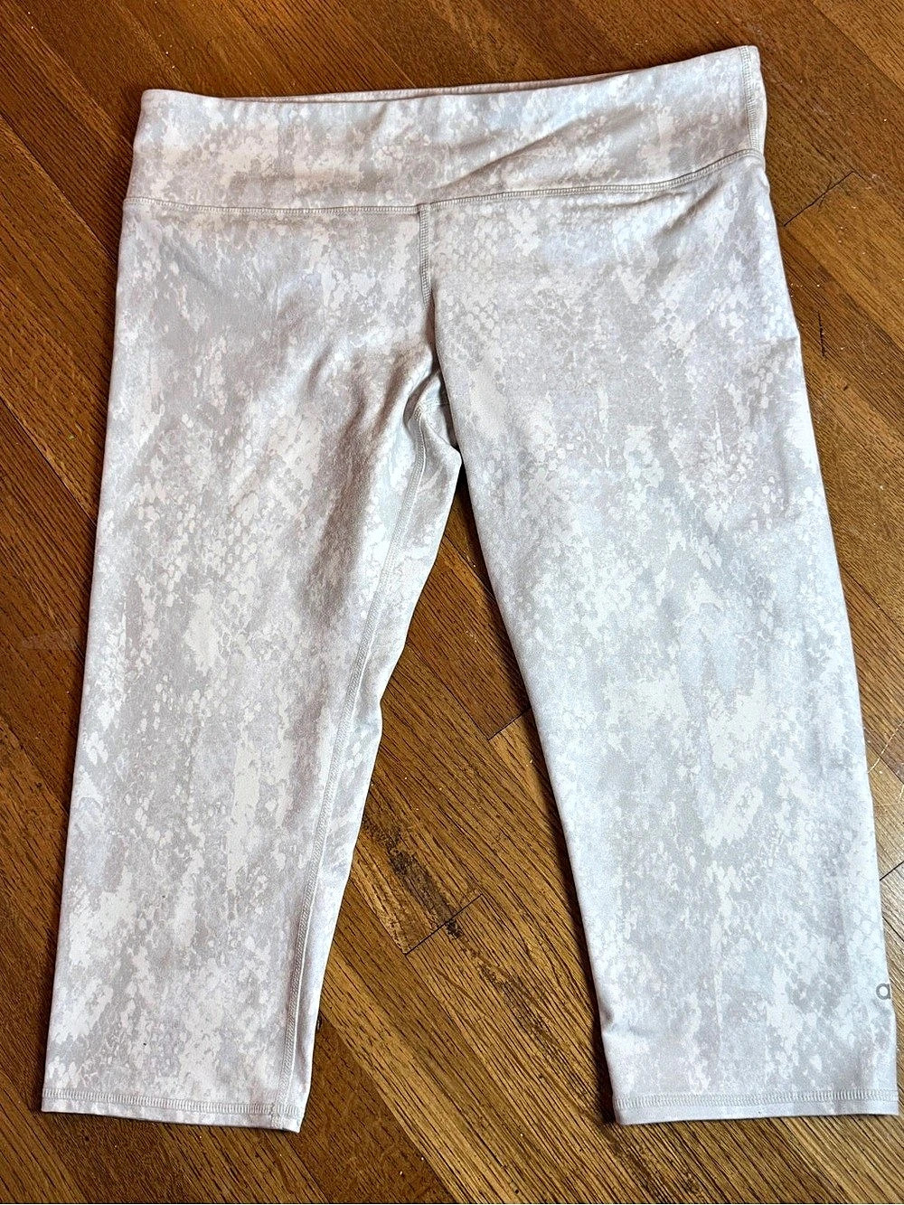Alo Yoga L Snakeskin Print High Waist Capri Leggings White Gray
